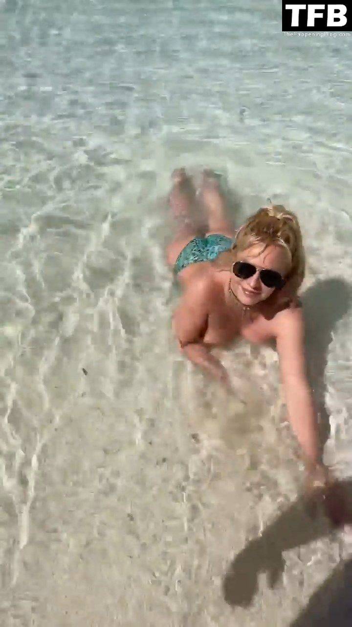 Britney Spears Sexy Topless 9
