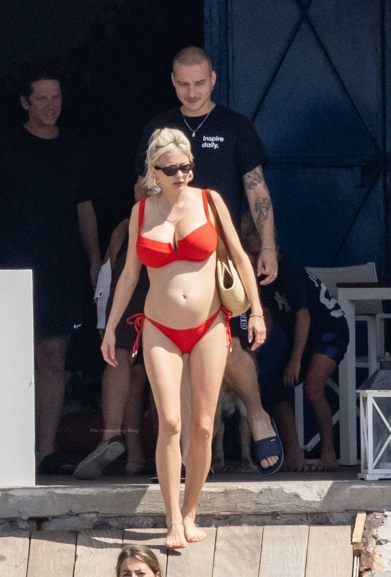 Caroline Vreeland on Beach Bikini 5