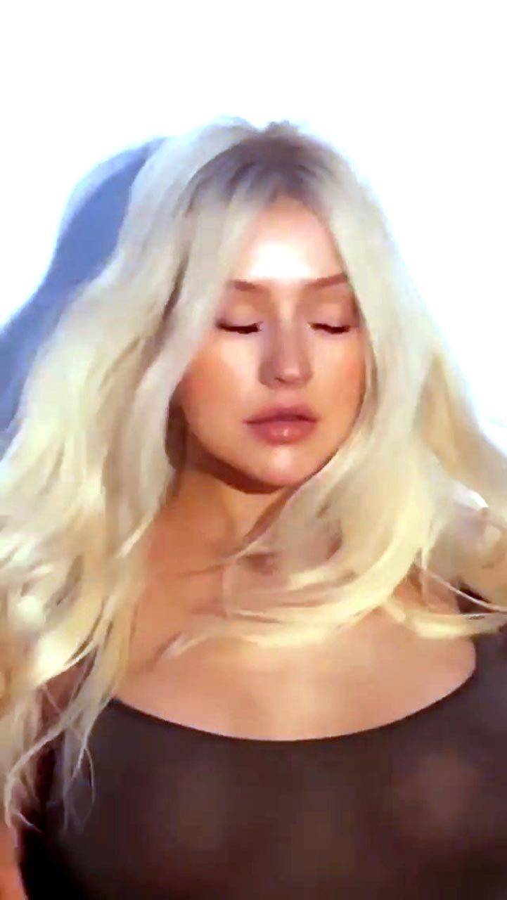 Christina Aguilera Nude Sexy Topless Leaks 50