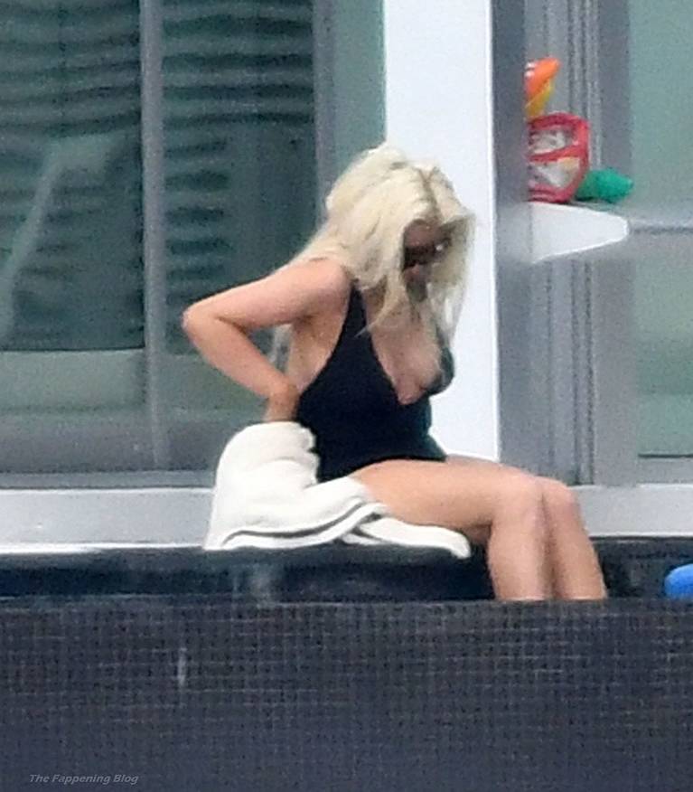Christina Aguilera Nude Sexy Topless Leaks 109