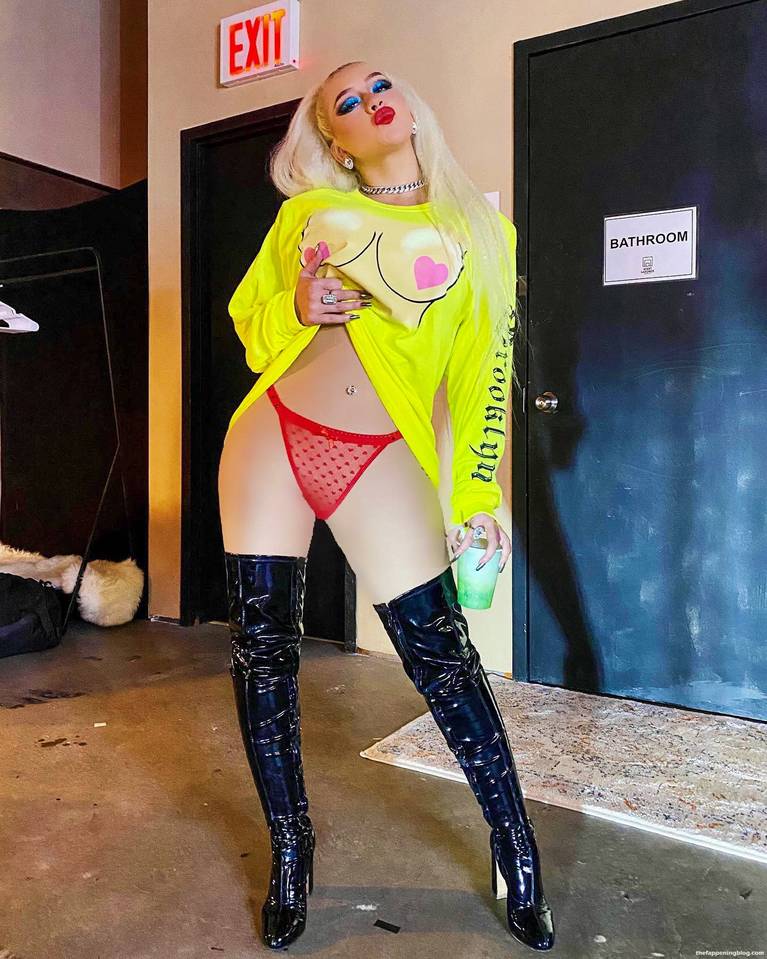 Christina Aguilera Sexy 1