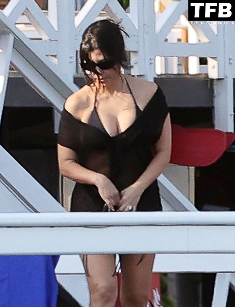 Kourtney Kardashian Sexy 11