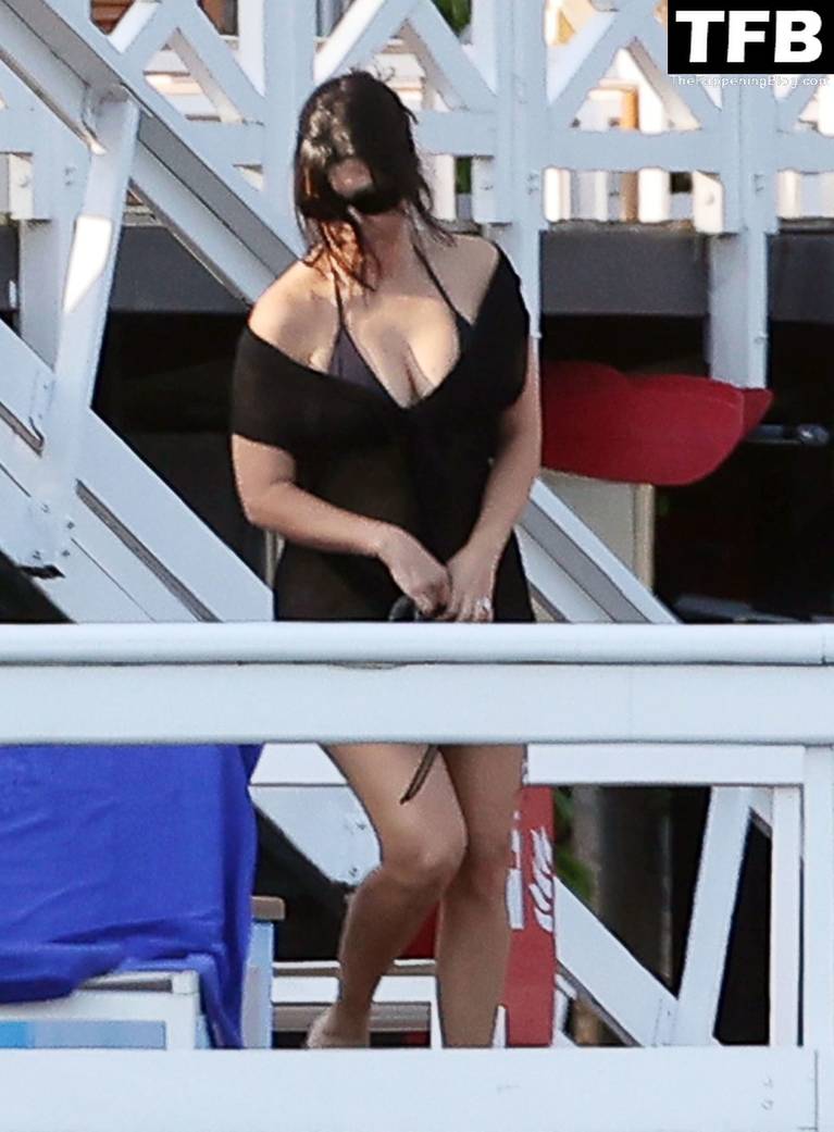 Kourtney Kardashian Sexy 20