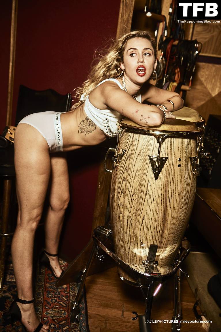 Miley Cyrus Nude Sexy 42