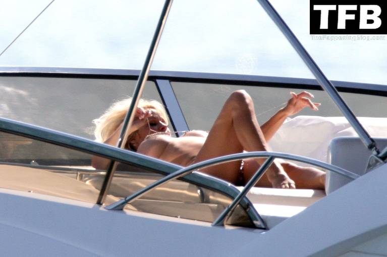 Pamela Anderson Topless Bikini 27