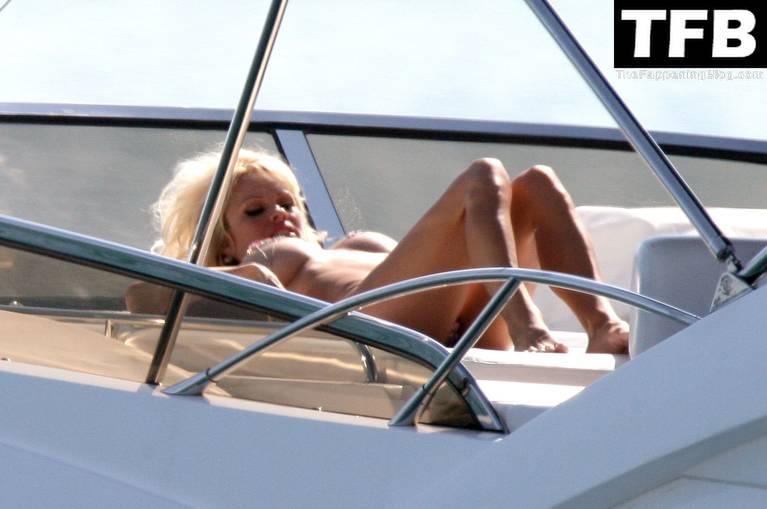 Pamela Anderson Topless Bikini 28