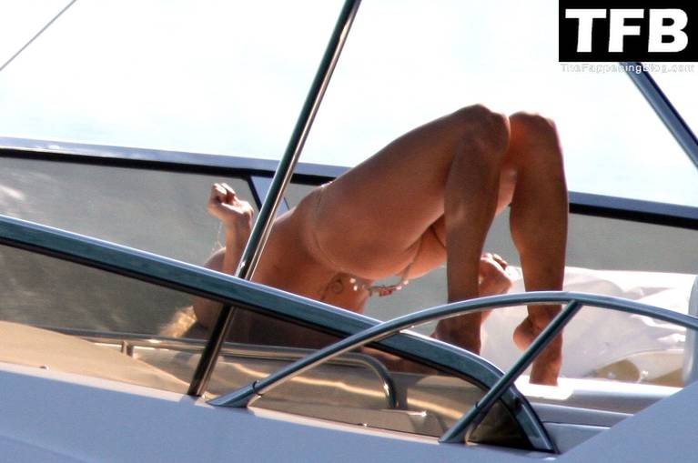 Pamela Anderson Topless Bikini 31