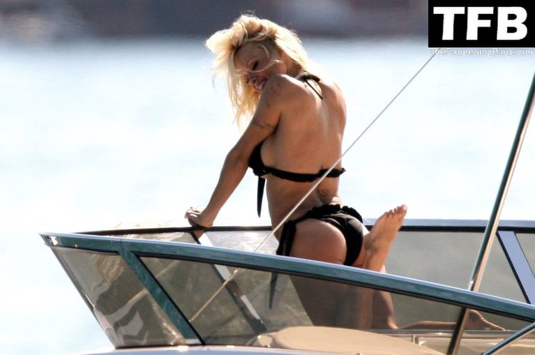 Pamela Anderson Topless Bikini 34