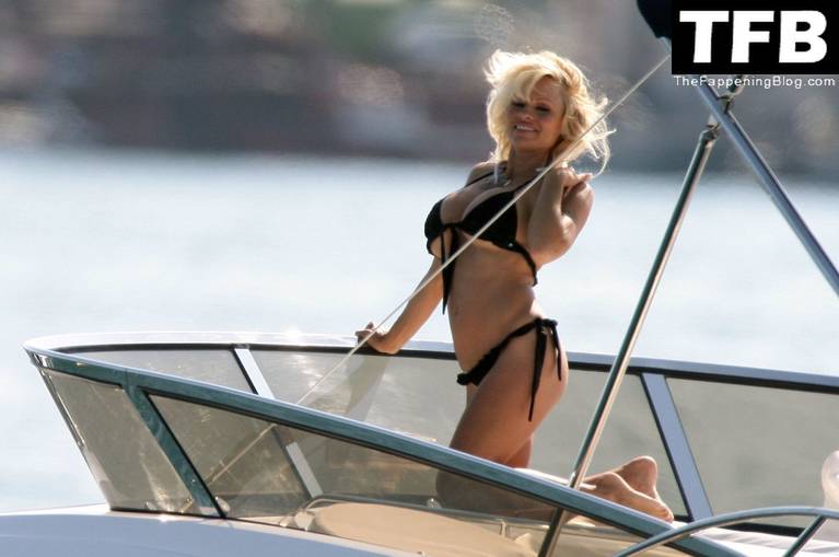 Pamela Anderson Topless Bikini 35