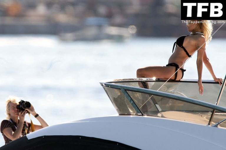 Pamela Anderson Topless Bikini 37