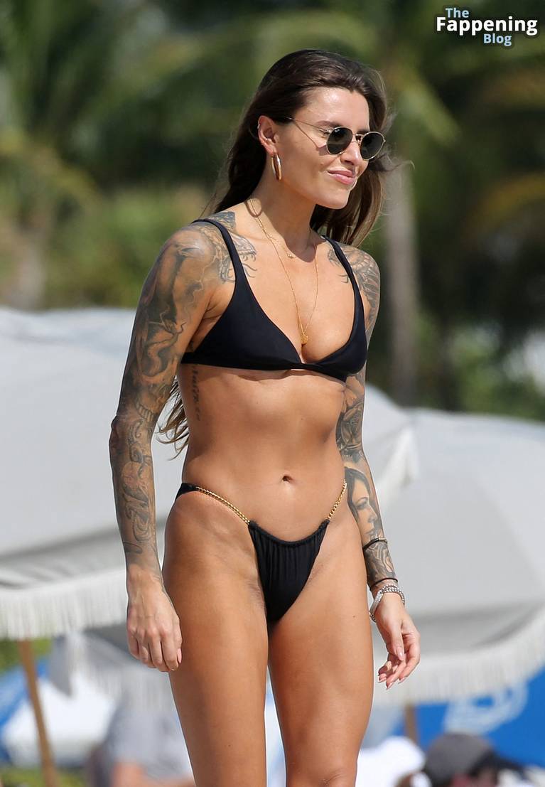 Sophia Thomalla Sexy on Beach Bikini 28