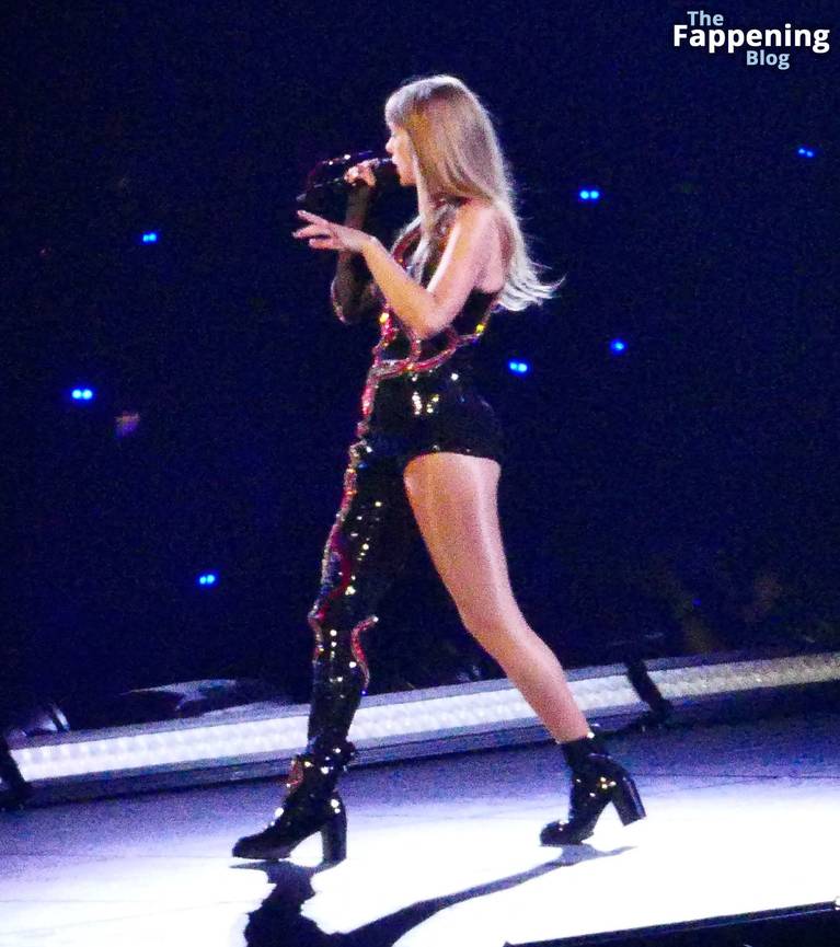 Taylor Swift Sexy Legs 24