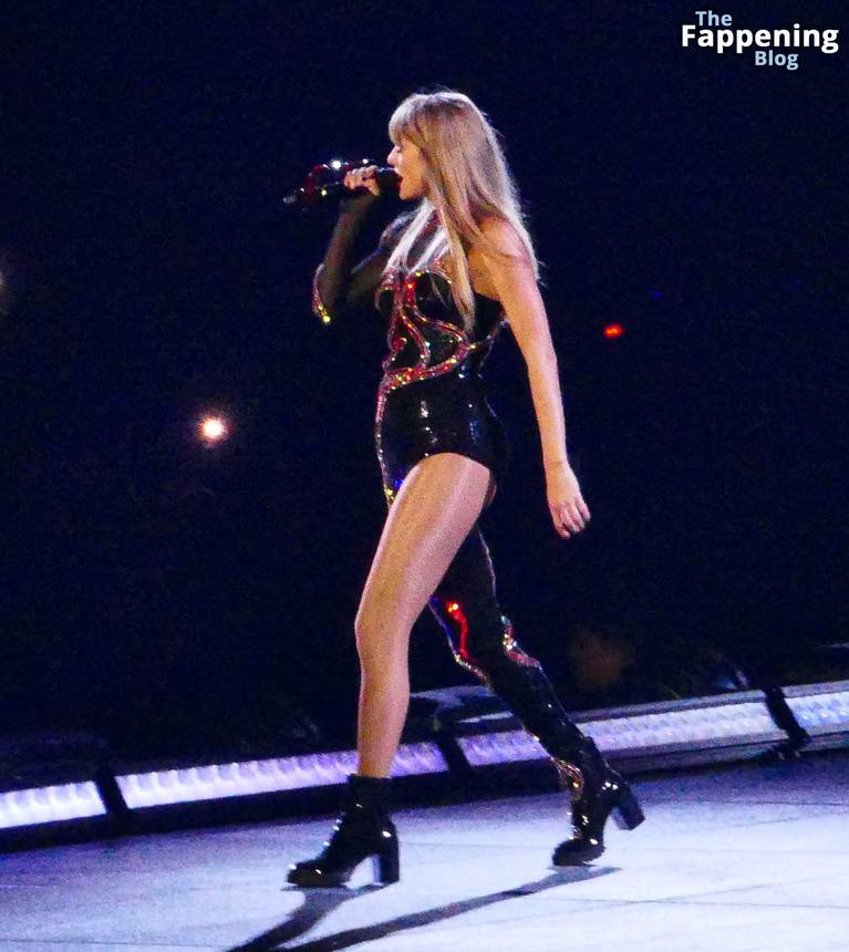 Taylor Swift Sexy Legs 27