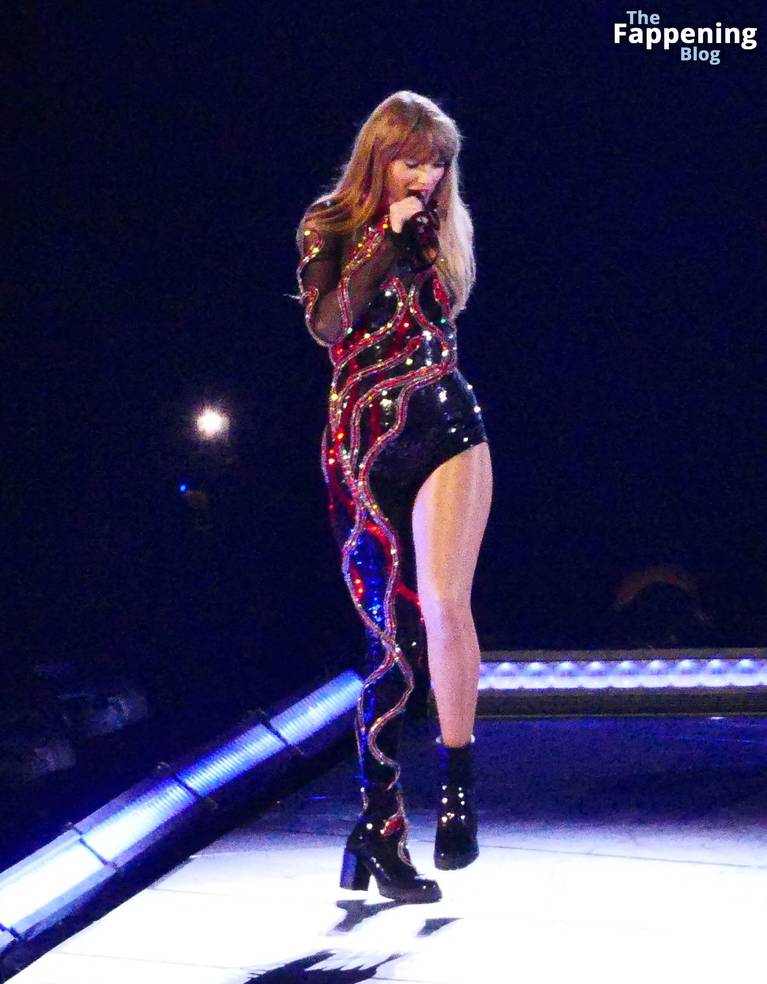 Taylor Swift Sexy Legs 32