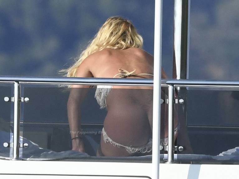 Leaked valeria marini nude tits and ass on a yacht